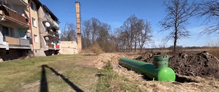 Zbiornik podziemny na gaz LPG w sąsiedztwie bloku mieszkalnego