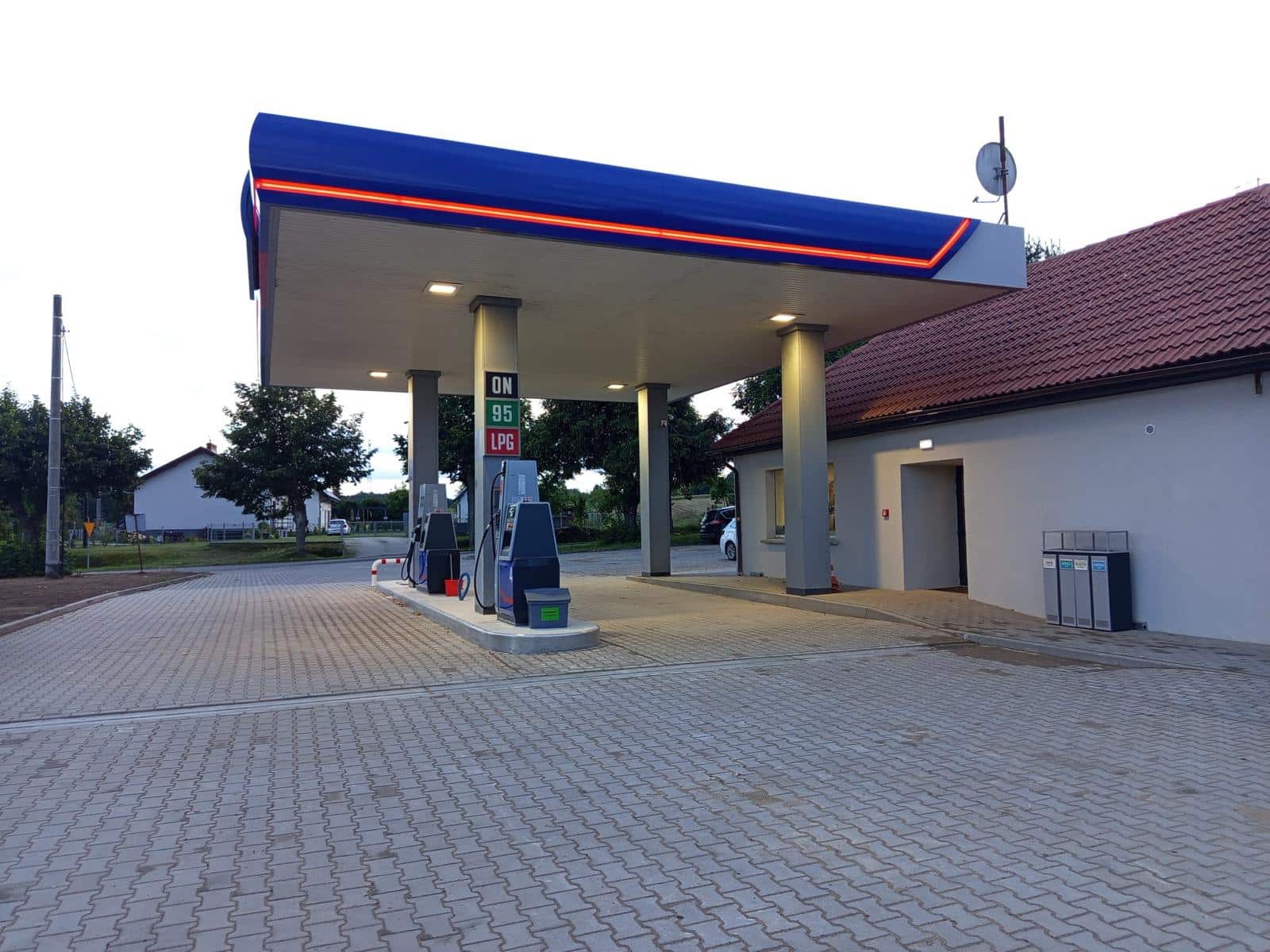 Dystrybutory paliw ON, PB95 i LPG na stacji paliw Romgaz w Tuchomiu przy ul. Brzozowej 2